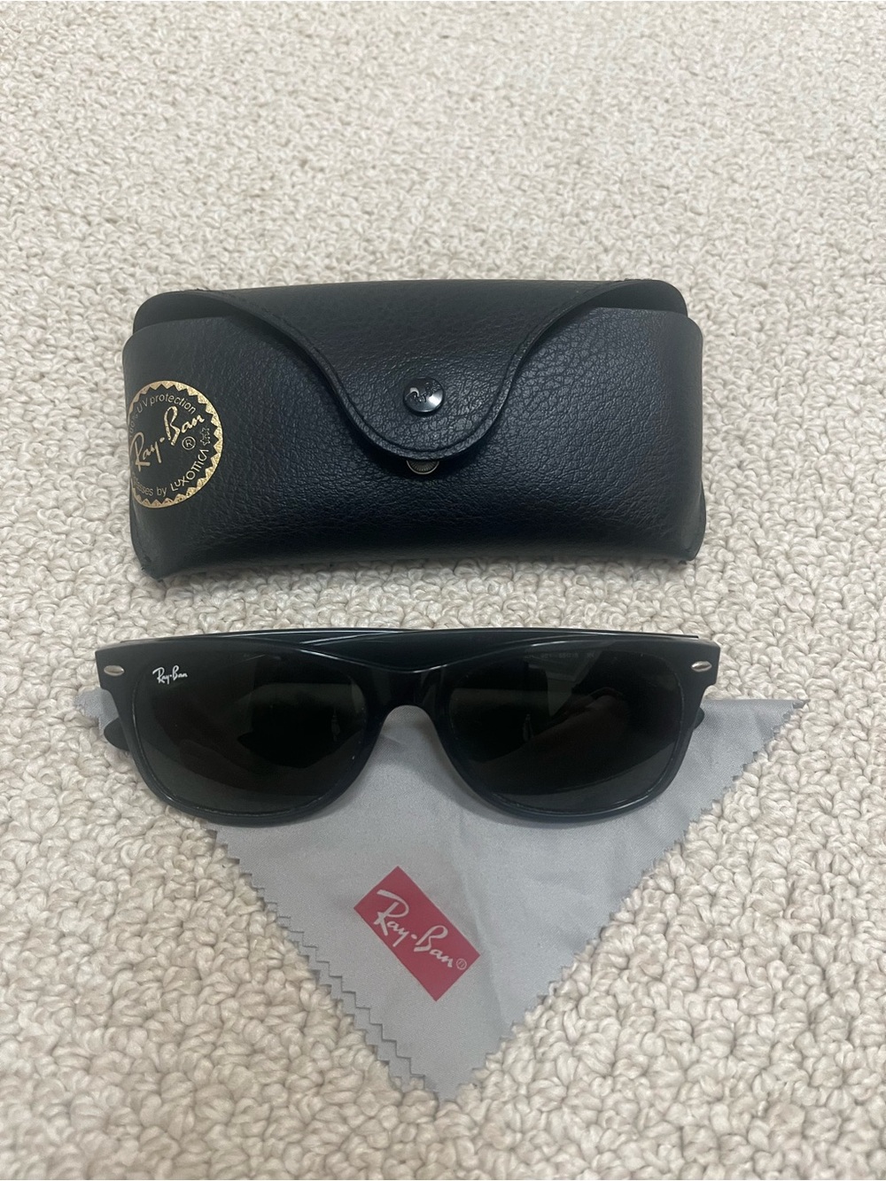 Black classic Ray Ban aviators